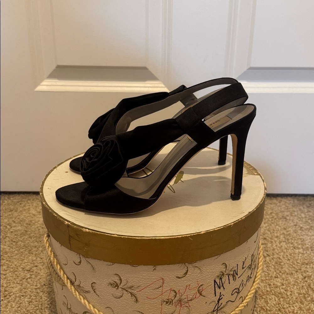 Valentino Garavani Black Rosette Sandal Heels - Picture 2 of 7